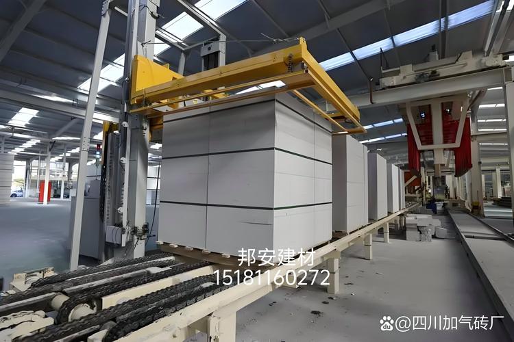 宜宾邦安建材加气砖的工厂里,我看到了这样一幕:整齐的白色瓷砖在传送